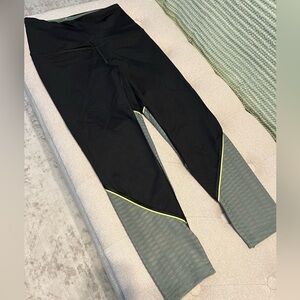 Victoria's Secret Knockout Capri Leggings